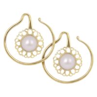 Paar goldene Ohrgewichte mit weißem Onyx auf weißem Hintergrund