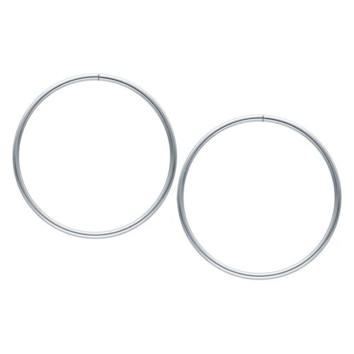 Due grandi cerchi in argento in acciaio chirurgico su sfondo bianco