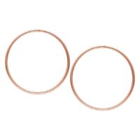 Due grandi cerchi cavi in oro rosa su sfondo bianco