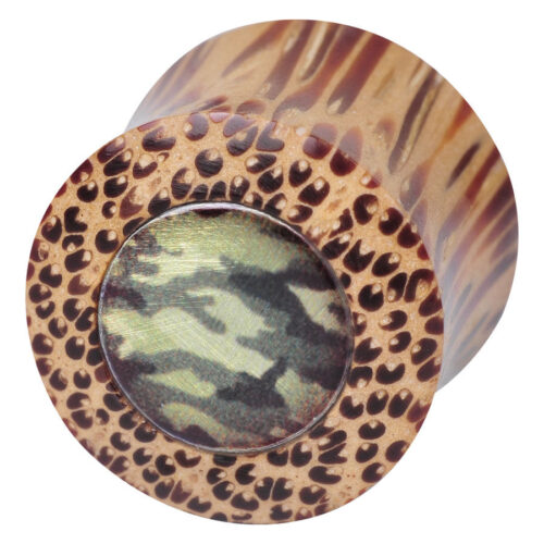 Plug rotondo in legno con inserto in metallo camouflage su sfondo bianco