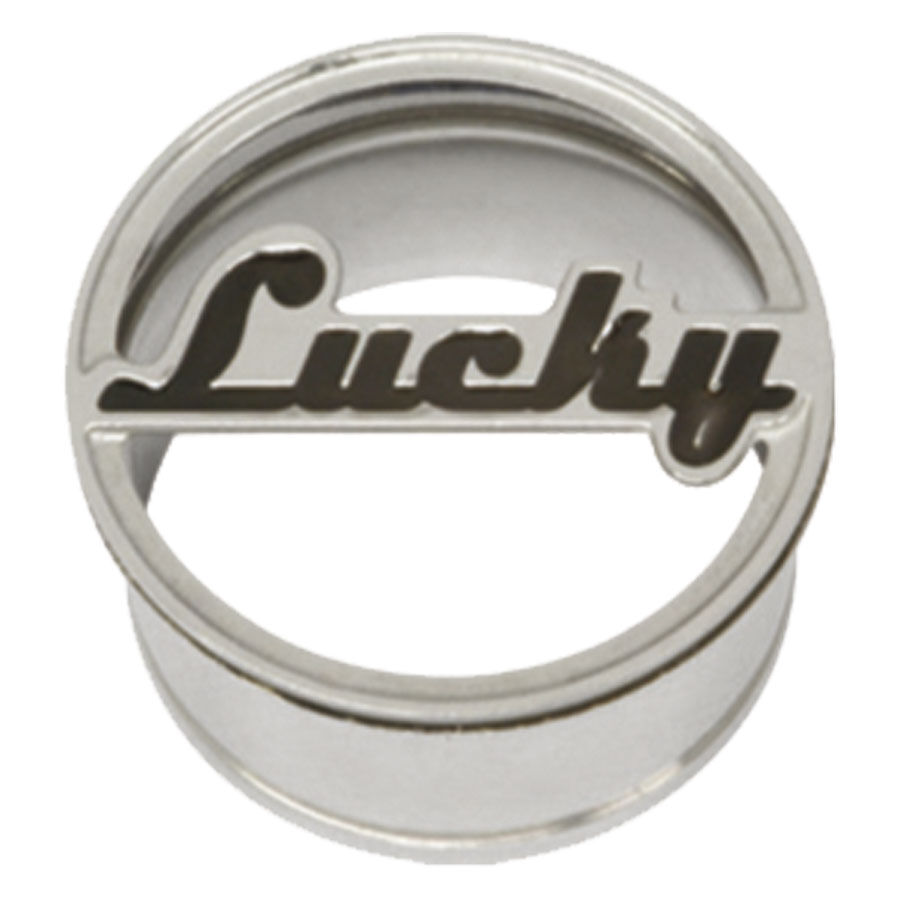 Tunnel in acciaio chirurgico d'argento con scritta 'Lucky' in primo piano