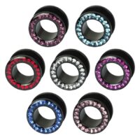 Tunnel neri con cristalli chiari, fucsia, azzurri, rosa e ametista su sfondo bianco