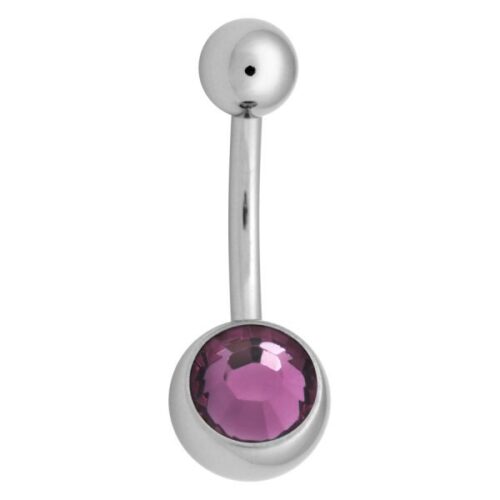 Silbernes Bauchnabelpiercing mit lila Amethyst-Kristall auf weißem Hintergrund