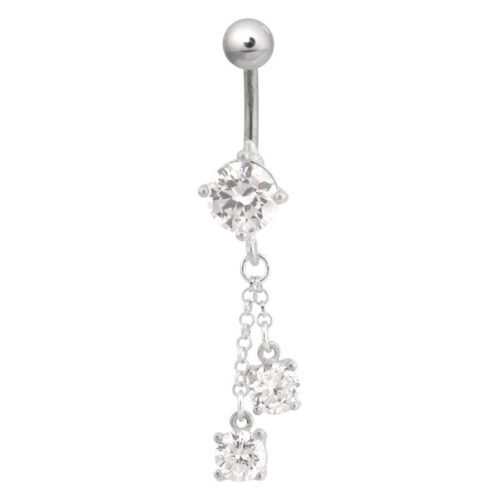 Piercing all'ombelico in argento con cristalli chiari su sfondo bianco