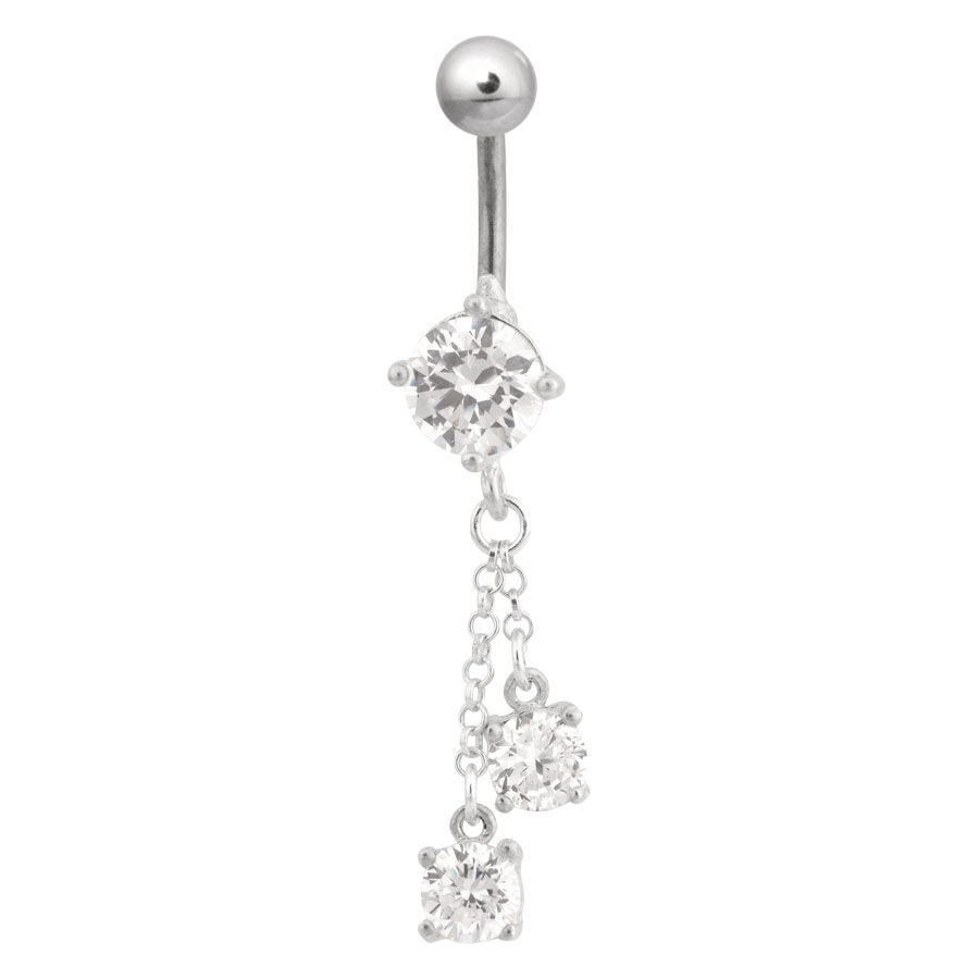 Piercing all'ombelico in argento con cristalli chiari su sfondo bianco