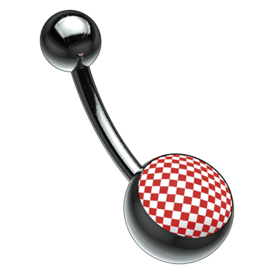 Piercing in titanio nero con motivo a scacchiera rosso-bianco su sfondo bianco