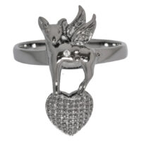 Anello Cuore Cervo Argento di Wildcat Anello in argento con design di cervo e cuore, lucente su sfondo bianco