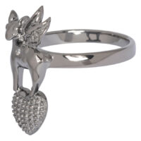 Anello Cuore Cervo Wildcat Argento Anello in argento con figura di cervo e ciondolo a cuore su sfondo bianco