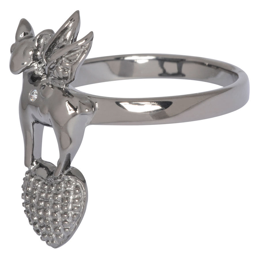 Anello Cuore Cervo Wildcat Argento Anello in argento con figura di cervo e ciondolo a cuore su sfondo bianco