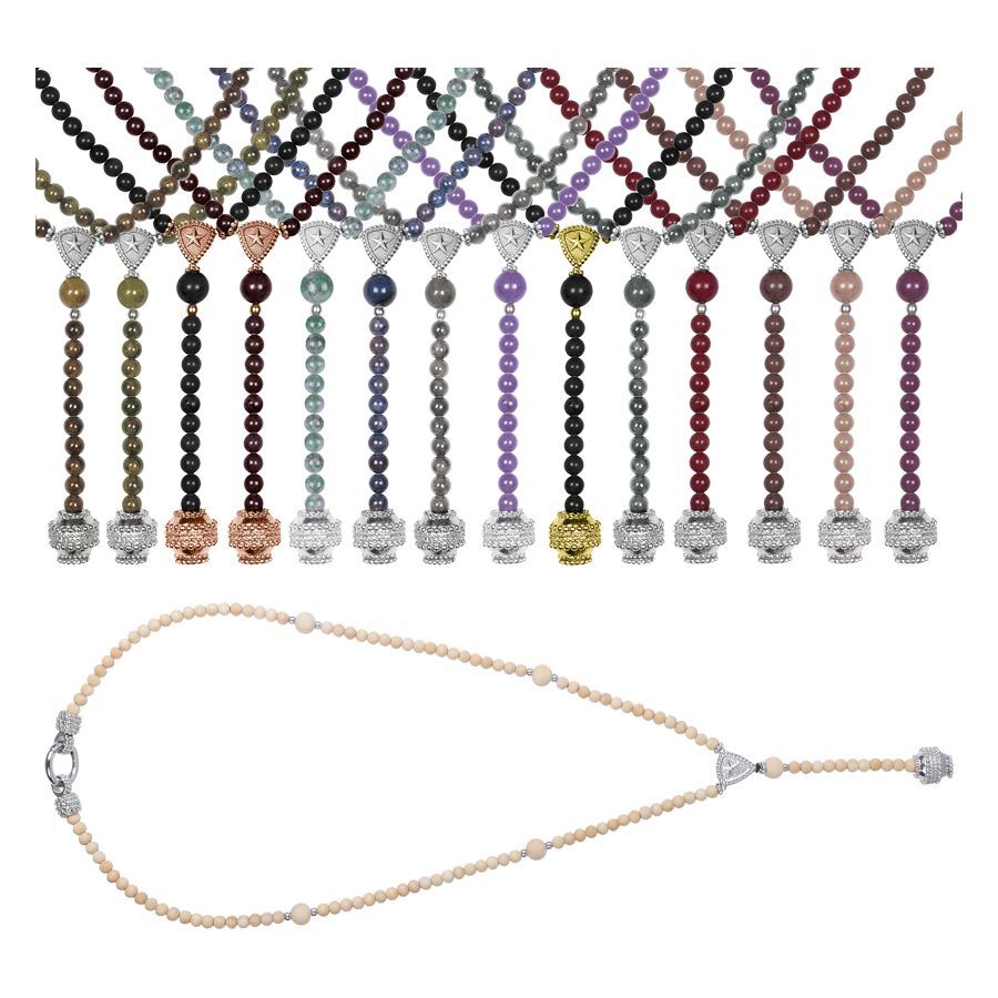 Diverse collane in beige, blu, marrone, grigio e rosso con ciondoli su sfondo bianco