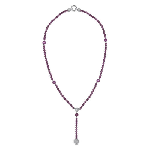 Collana viola in acciaio chirurgico con ciondolo su sfondo bianco