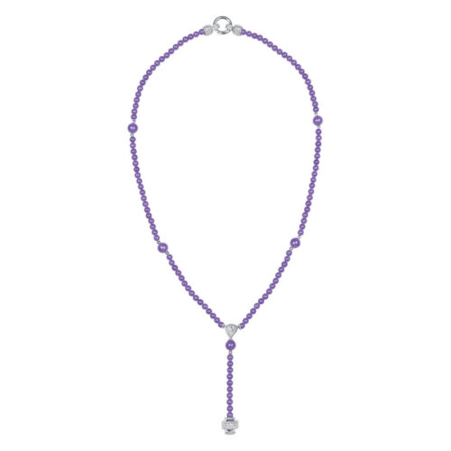 Collana grigio lilla in acciaio chirurgico con pendente su sfondo bianco