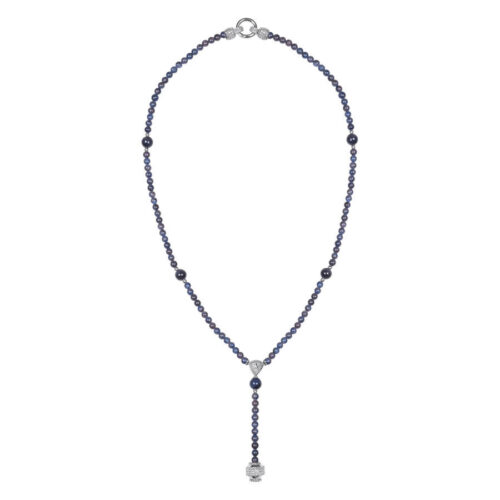 Collana blu jeans in acciaio chirurgico 316L con accenti d'argento su sfondo bianco