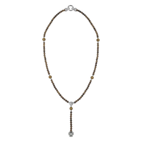 Collana lunga con perle color tigre e ciondolo argento su sfondo bianco