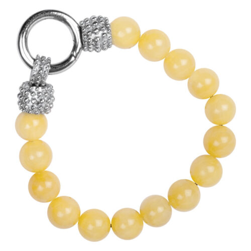 Bracciale di perle gialle con chiusura argento su sfondo bianco