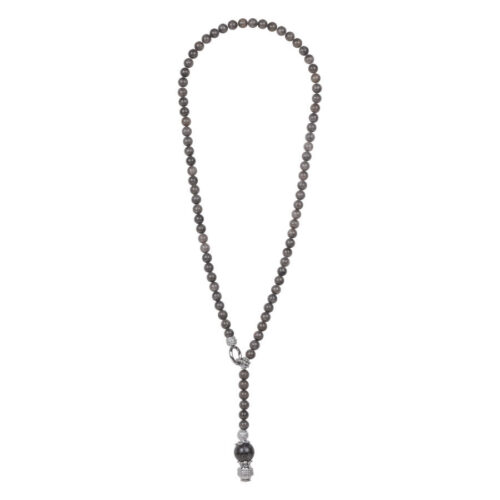 Lunga collana nera con perle rotonde e ciondolo su sfondo bianco