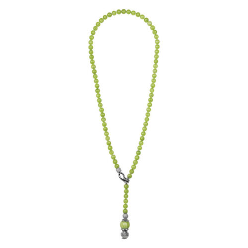 Collana con perle verde chiaro e chiusura in argento su sfondo bianco