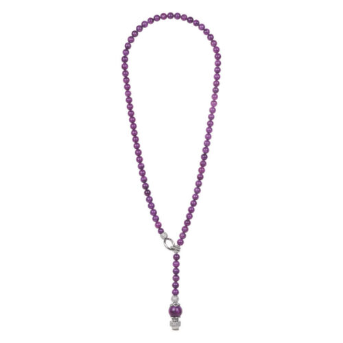 Collana di perle viola con ciondolo a forma di teschio d'argento su sfondo bianco