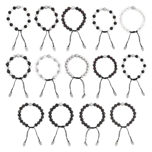 Set di 15 braccialetti con perline nere, bianche e marroni su sfondo bianco