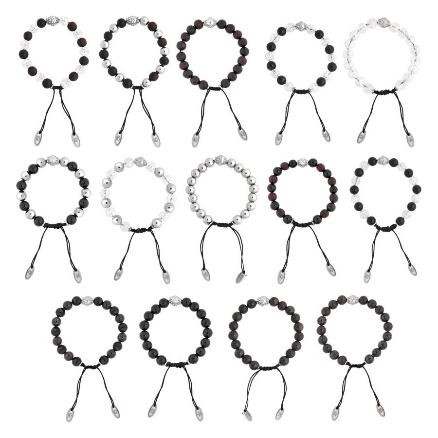 Set di 15 braccialetti con perline nere, bianche e marroni su sfondo bianco