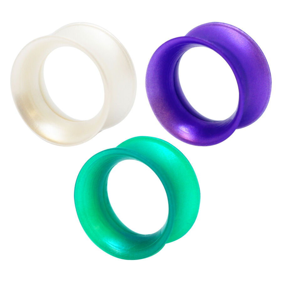 Tre tunnel in silicone in viola, bianco e verde scuro su sfondo bianco