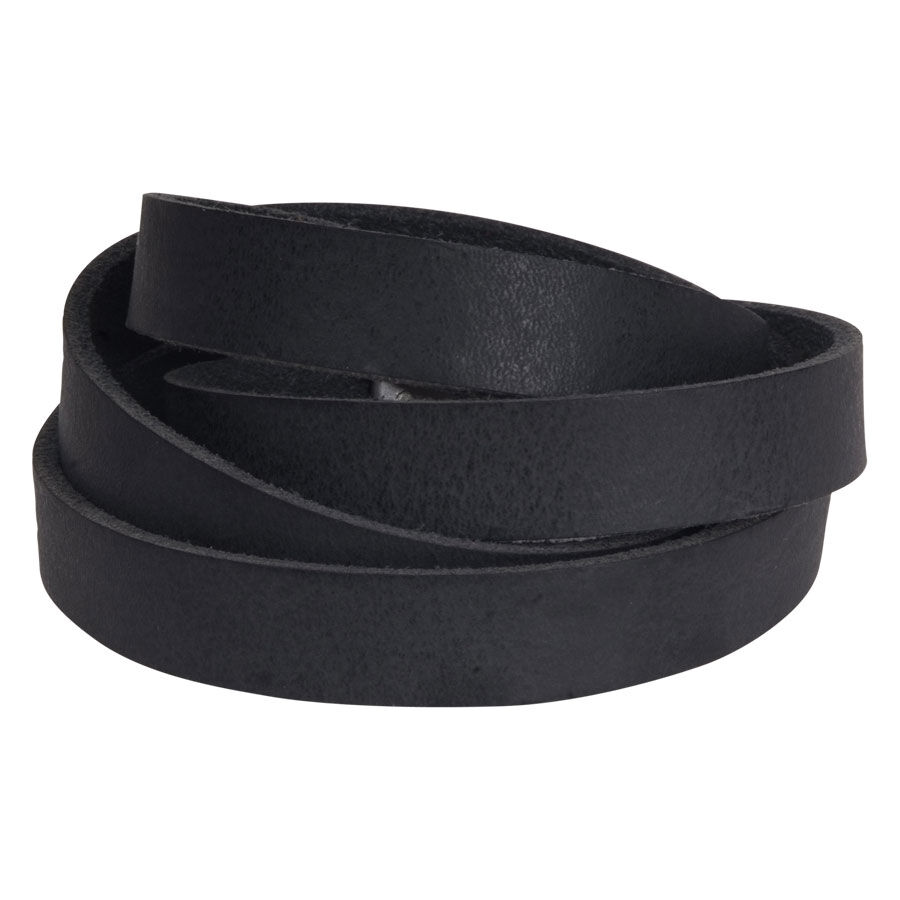 Bracciale in pelle nera su sfondo bianco, avvolto più volte