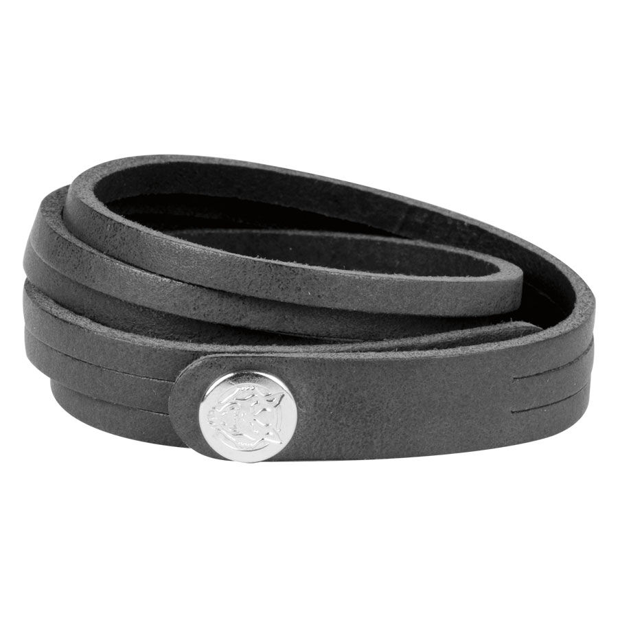 Bracciale in Pelle Nero Big Cuts di Wildcat Bracciale in pelle nero con design avvolgente e logo argento su sfondo neutro