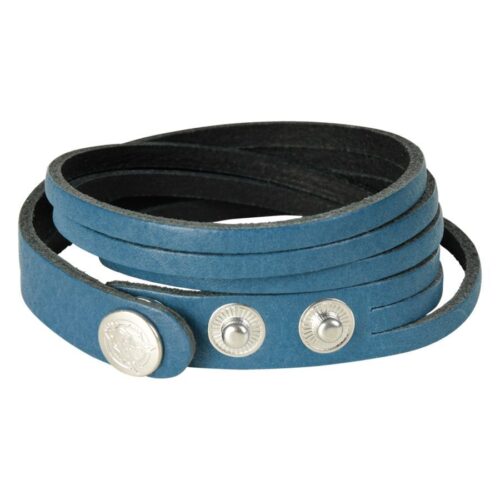 Braccialetto in pelle blu con bottoni a pressione argentati su sfondo bianco