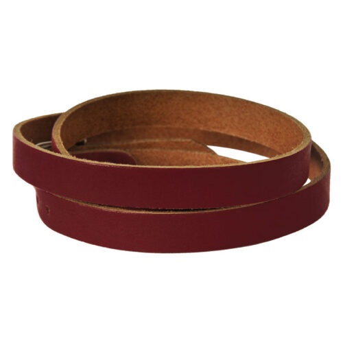 Bracciale in pelle rossa con design avvolgente su sfondo bianco