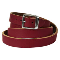 Bracciale in pelle rossa di Wildcat, arrotolato con chiusura in metallo argentato, su sfondo bianco