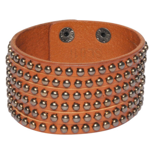 Ampio bracciale in pelle color cognac con più file di borchie su sfondo bianco
