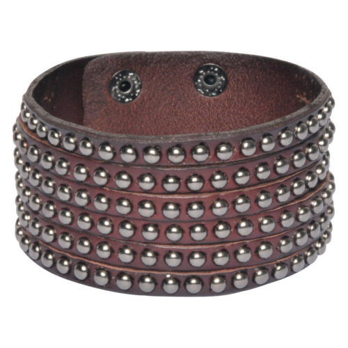 Bracciale in pelle marrone con più file di borchie metalliche su sfondo bianco