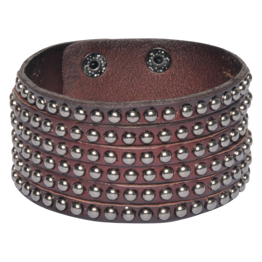 Bracciale in pelle marrone con più file di borchie metalliche su sfondo bianco