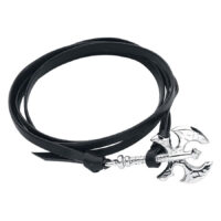 Wildcat braccialetto in pelle con ciondolo a forma di ascia Braccialetto in pelle nera con ciondolo a forma di ascia in argento su sfondo bianco