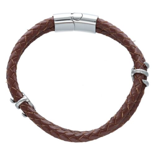 Braccialetto in ecopelle marrone intrecciata con chiusura magnetica in argento su sfondo bianco