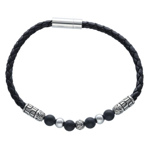 Braccialetto unisex in ecopelle nera con perline metalliche argentate su sfondo bianco