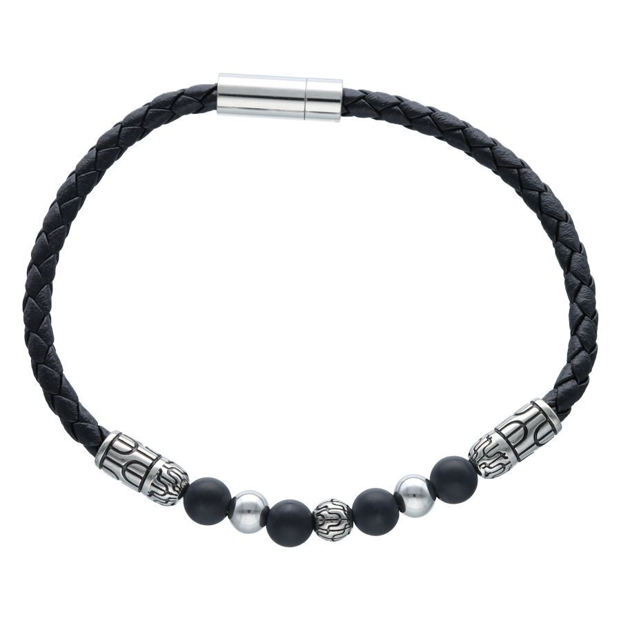 Braccialetto in ecopelle nera con perline metalliche Braccialetto unisex in ecopelle nera con perline metalliche argentate su sfondo bianco