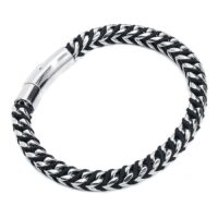 Bracciale nero e argento in nylon e acciaio chirurgico su sfondo bianco