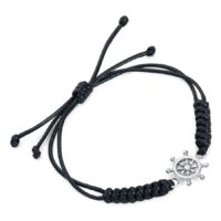Bracciale Nero Sailor Knot con Ciondolo in Argento Bracciale in nylon nero con nodo marinaio e ciondolo a forma di timone d'argento su sfondo bianco