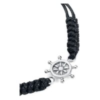 Bracciale Nodo Marinaio con Design a Ruota del Timone Bracciale Nodo Marinaio nero in nylon con ruota del timone argentata su sfondo bianco