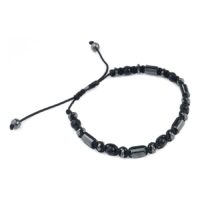 Bracciale in nylon nero con pietre nere su sfondo bianco