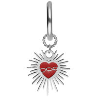 Orecchini in argento con Sacred Heart rosso e design a filo spinato su sfondo bianco