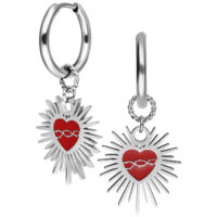 Creole in argento con ciondolo a cuore rosso su sfondo bianco