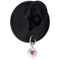 Cerchi in argento con ciondolo a cuore rosso e design a filo spinato su display nero