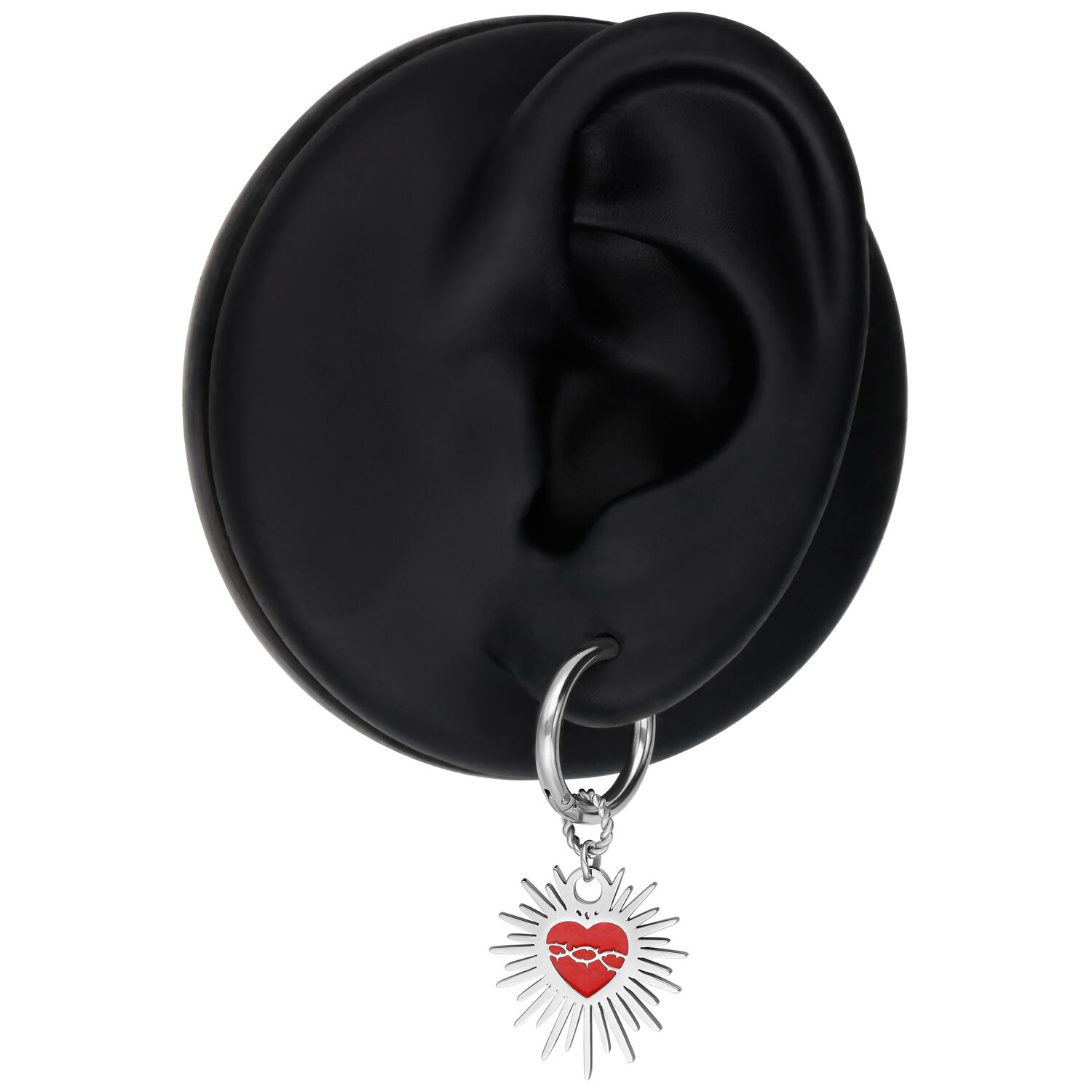 Cerchi in argento con ciondolo a cuore rosso e design a filo spinato su display nero