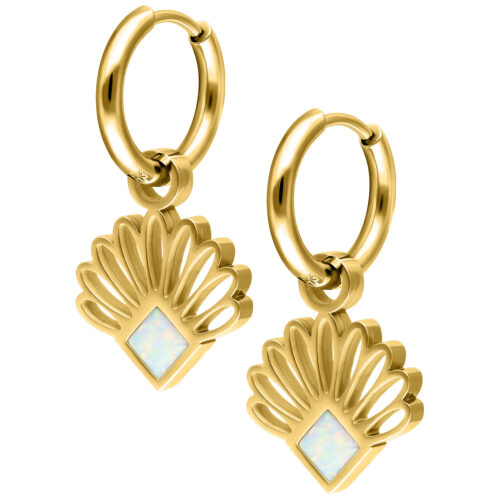 Paio di orecchini dorati con design a ventaglio e pietra opale su sfondo bianco