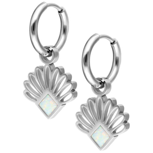 Orecchini a cerchio in argento con pendente a forma di ventaglio e inserto in opale su sfondo bianco