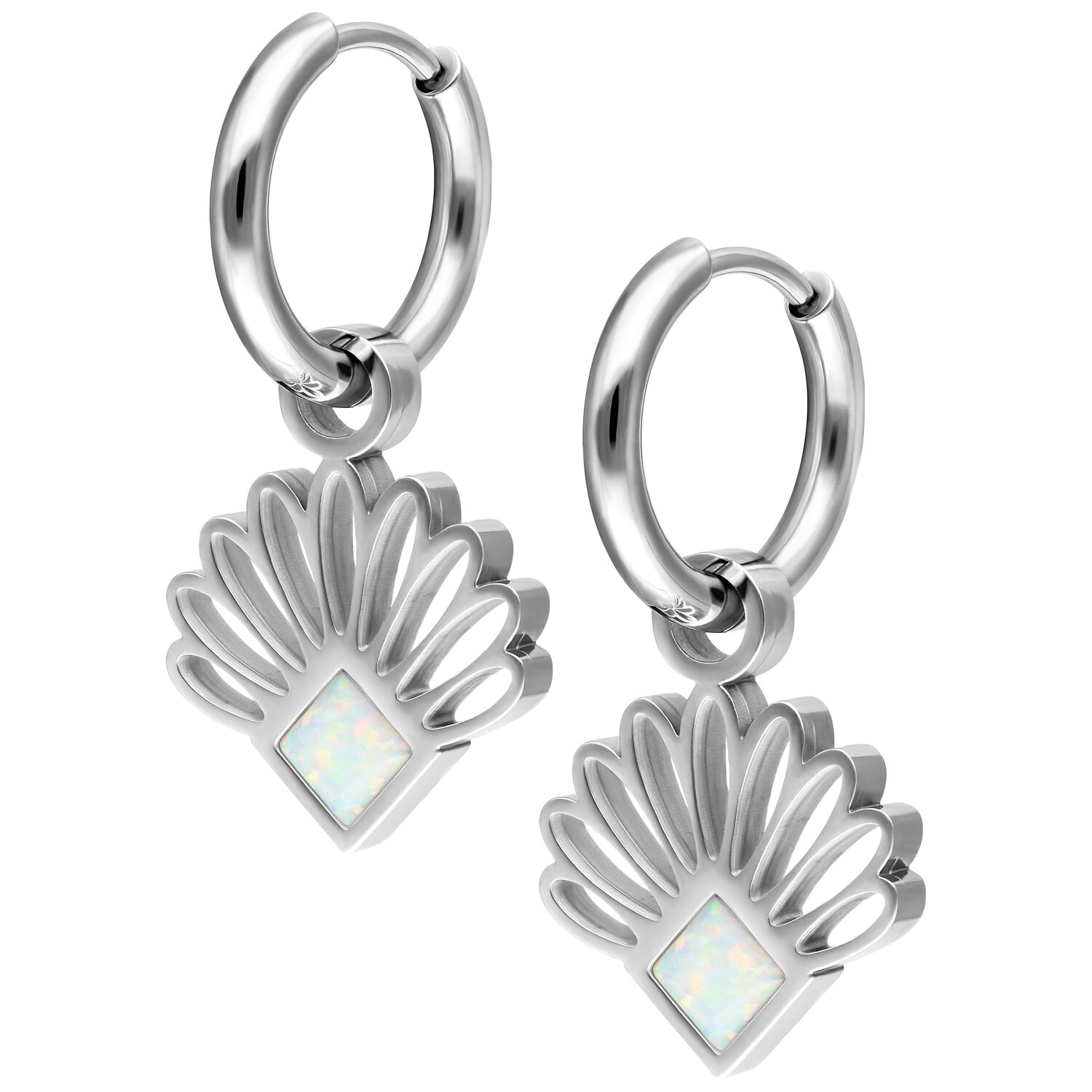 Orecchini a cerchio in argento con pendente a forma di ventaglio e inserto in opale su sfondo bianco