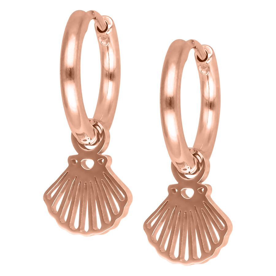 Orecchini a cerchio in oro rosa con pendente a conchiglia su sfondo bianco