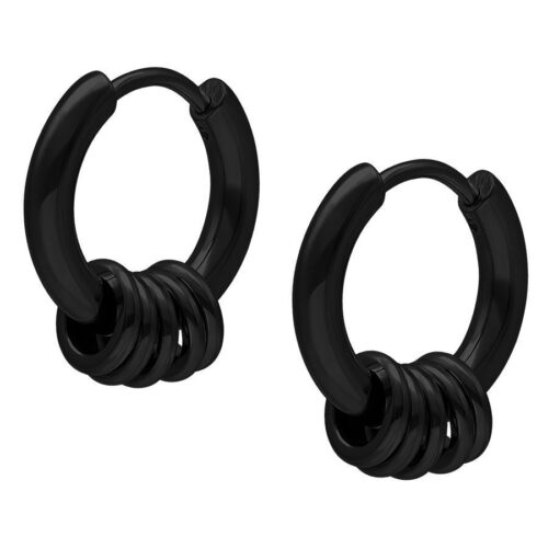 Due orecchini a cerchio neri con cinque anelli in acciaio chirurgico lucidato a specchio su sfondo bianco